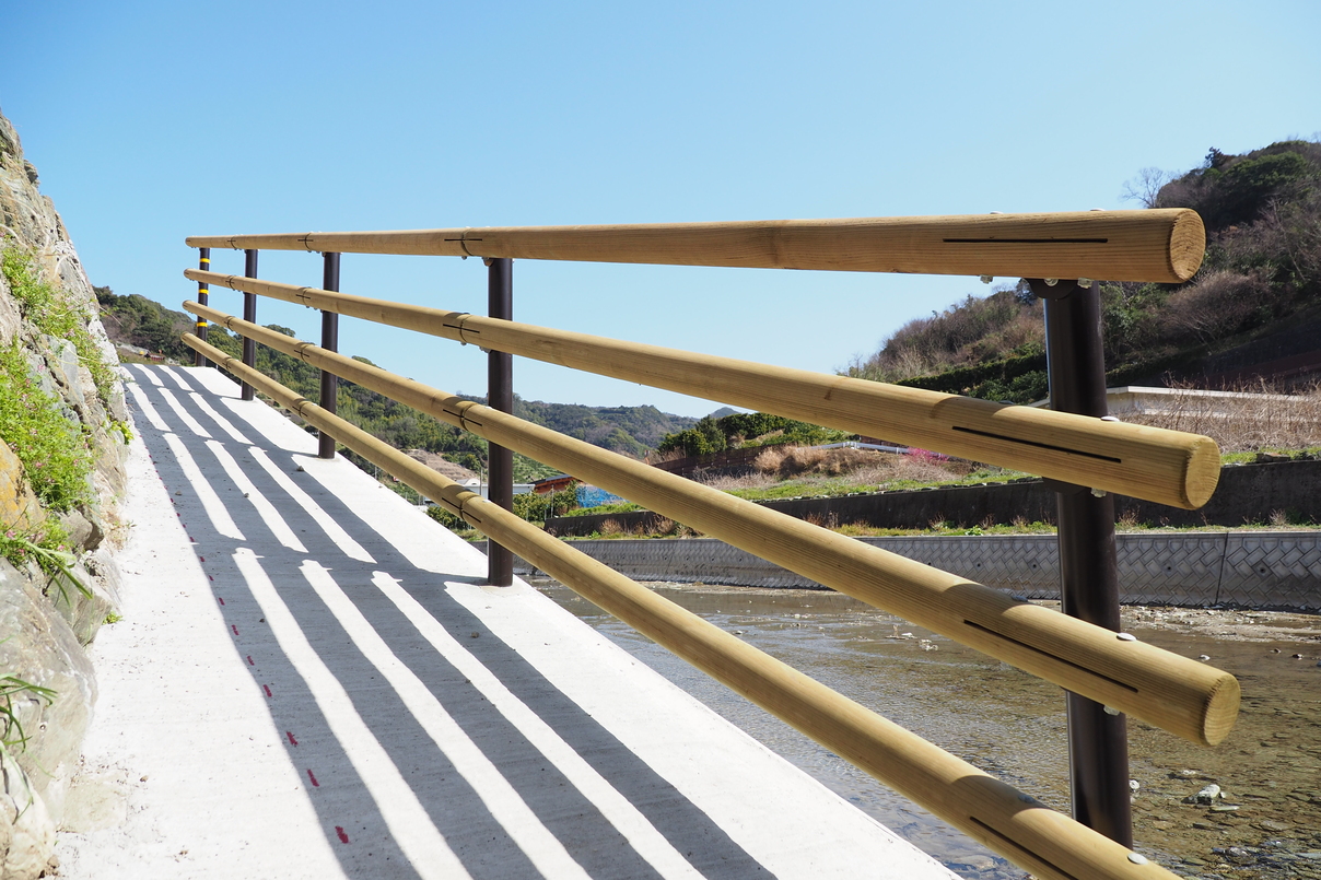 歩道用木製防護柵木景・4段横ビームタイプの施工例